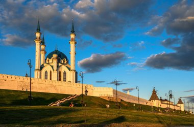 Günbatımında Kazan Kremlin, Tataristan, Rusya. Kazan 'ın bir numaralı turistik ilgi odağı. Eski kalenin manzarası, Kazan şehir merkezinde bir dönüm noktası. Yazın Kul Şerif camii ve beyaz duvar manzarası.
