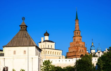 Yazın Kazan Kremlin, Tataristan, Rusya. Kazan 'ın bir numaralı turistik ilgi odağı. Beyaz kale duvarı manzarası ve arkasında tarihi işaretler. Kazan şehir merkezindeki eski ünlü binaların manzarası.