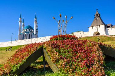 Yazın Kazan Kremlin, Tataristan, Rusya. Kazan 'ın bir numaralı turistik ilgi odağı. Çiçekli yatağın manzarası ve beyaz duvar mesafesi. Kazan şehir merkezindeki kentsel peyzaj ve tarihi bina.