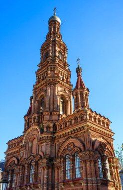 Epiphany Katedrali 'nin çan kulesi, Kazan, Tataristan, Rusya. Bu eski Barok çan kulesi Kazan 'ın simgesidir. Kazan şehir merkezinde Bauman caddesinde tarihi Ortodoks Kilisesi dikey görünümü.
