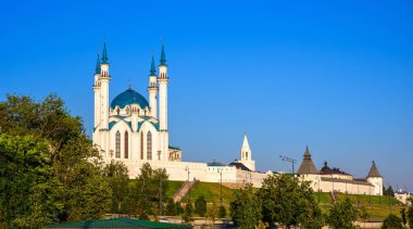 Yazın Kazan Kremlin, Tataristan, Rusya. Kazan 'ın bir numaralı turistik ilgi odağı. Kul Sharif camii ve beyaz duvar manzaralı. Eski kalenin manzarası, Kazan şehir merkezinin tarihi simgesi..