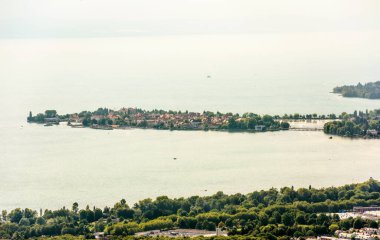 Lindau, Almanya 'da Constance Gölü' nde yer alan bir şehirdir. Yazın Bodensee sahilinin havadan görünüşü. Bu eski şehir Bavyera 'nın turistik merkezi.. 