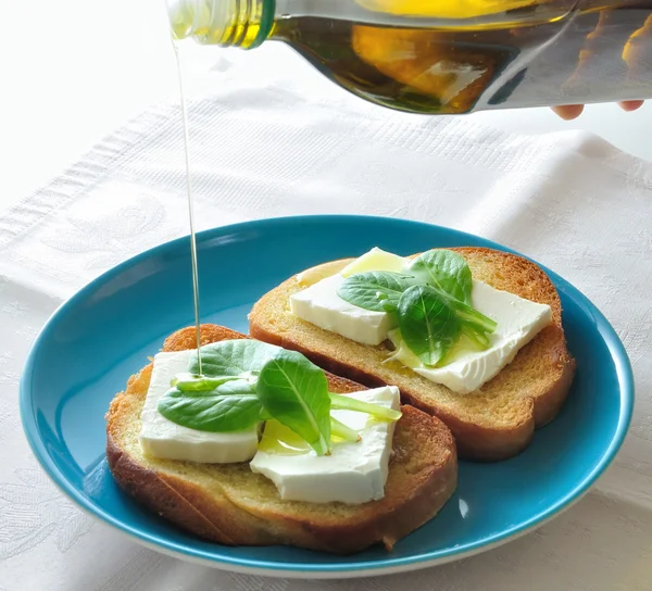 Хліб і сирні трави та оливкова олія — стокове фото