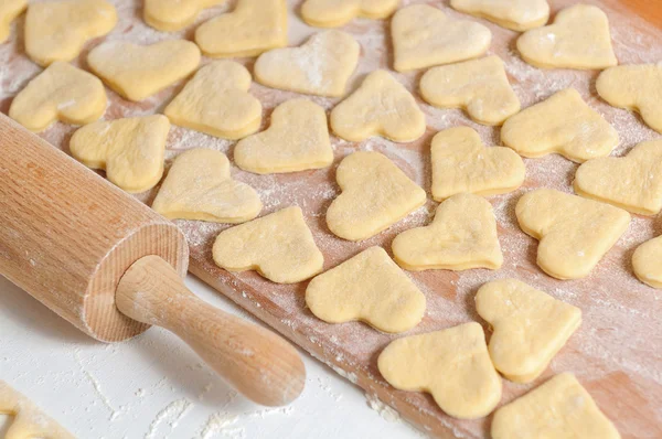 Baking heart cookies for valentines — Stock Photo, Image