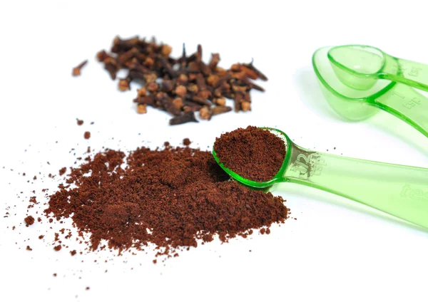 Cloves and ground cloves — Stock Photo, Image