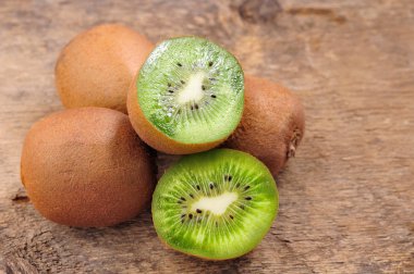 ahşap zemin üzerinde taze kivi