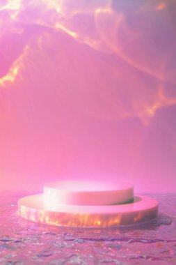 Holografik pembe arka planda silindir podyumu olan boş sahne 