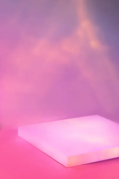 Leere Szene mit quadratischem Podium auf holographischem rosa Hintergrund — Stockfoto