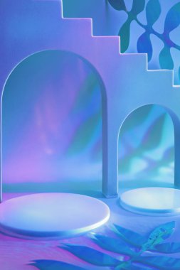 holografik mavi arkaplan üzerinde daire podyumları olan boş sahne 