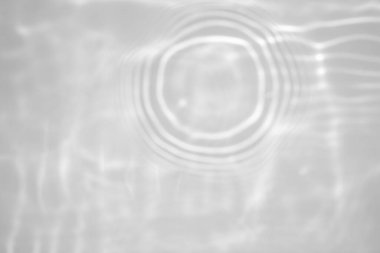 Bulanık gölge ve beyaz bir duvar üzerindeki ışık yakıcı etkisi