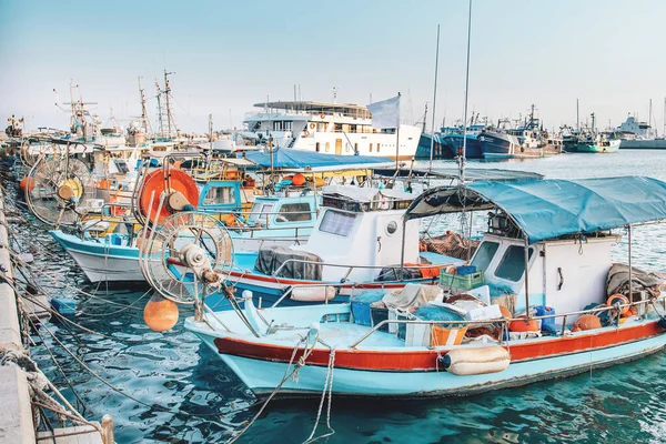 Pequenos barcos de pesca coloridos ancorados no porto — Fotografia de Stock