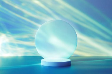 boş podyum mavi arkaplanda hafif nedensel efektli