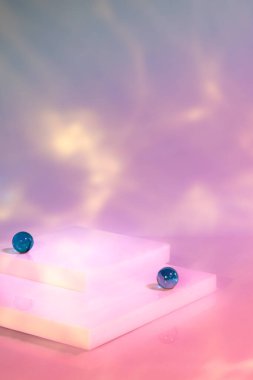 Holografik pembe arka planda kare podyumu olan boş sahne 