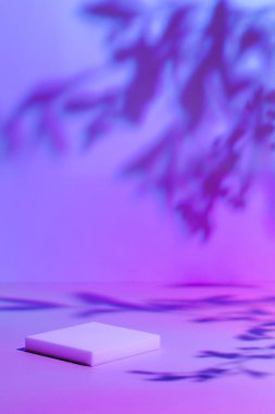 Pastel neon arka planda gölgeli beyaz podyum