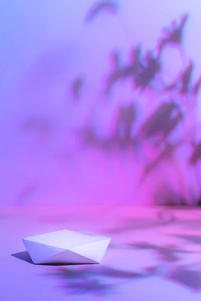 Podio poligonal blanco sobre fondo de neón pastel con sombras —  Fotos de Stock
