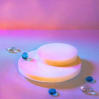 Sanal arkaplanda silindir podyumu olan boş sahne 