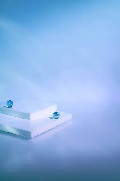 Üres jelenet négyzet alakú dobogóval holografikus kék háttéren — Stock Fotó