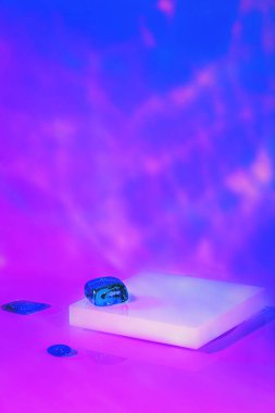 Holografik pembe arka planda kare podyumu olan boş sahne 