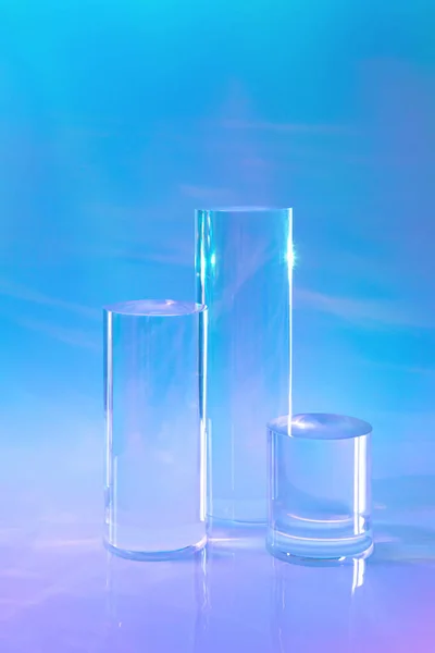 ホログラフィック・ネオンを背景にした3つのクリア・ガラス・シリンダー・表彰台 — ストック写真
