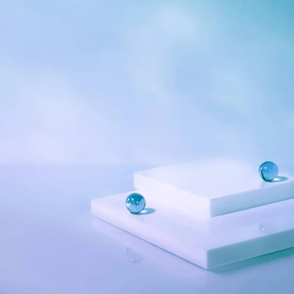 抽象シュールなシーン ホログラフィックパステルブルーの背景に白い四角形の表彰台と空のステージ 化粧品 美容製品 パッケージモックアップディスプレイプレゼンテーションのための台座 — ストック写真