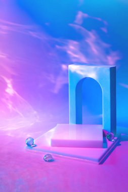 Soyut sürrealite sahnesi - kare podyumu olan boş sahne ve suda cam boncuklarla holografik neon zemin üzerinde kemer. Kozmetik, güzellik ürünü, ambalaj modelleri sunumu için kaldırım taşı
