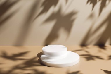 Bej arkaplan ve gölgelerde beyaz podyumlu sahne