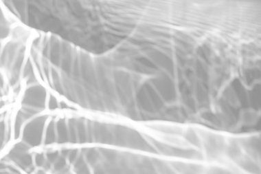 Bulanık gölge ve beyaz bir duvar üzerindeki ışık yakıcı etkisi