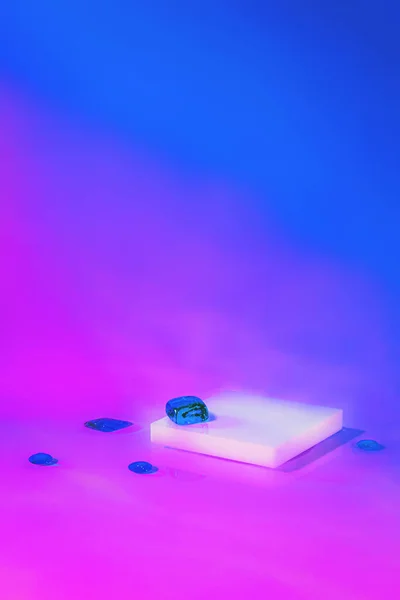 Üres jelenet négyzet alakú dobogóval holografikus rózsaszín háttér — Stock Fotó