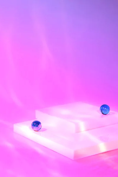 Cena vazia com pódio quadrado no fundo rosa holográfico — Fotografia de Stock