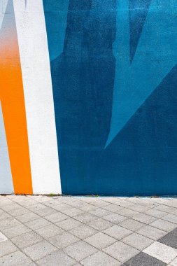 boş sokak ve renkli geometrik duvarlı şehir manzarası