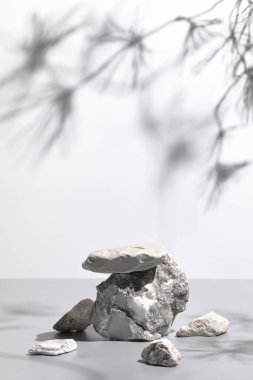 Gri taşlar ve gölgelerden oluşan doğa sahnesi