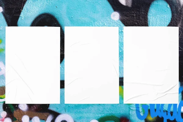 3枚のしわのついたポスターテンプレートでカラフルな都市の壁のテクスチャ — ストック写真