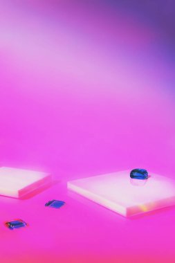 Holografik pembe arka planda kare podyumu olan boş sahne 