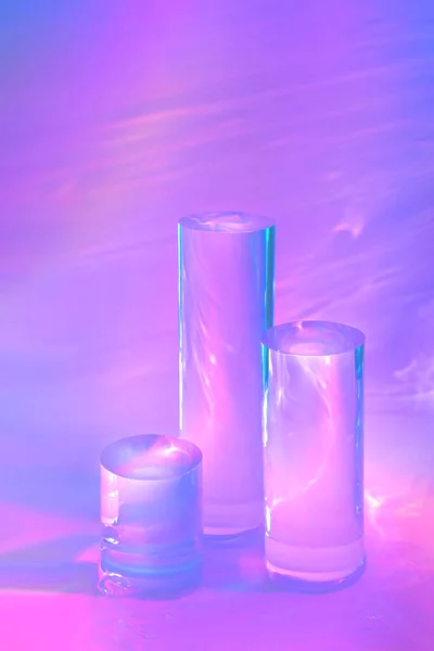 Três podiums cilindro de vidro transparente no fundo rosa pastel — Fotografia de Stock