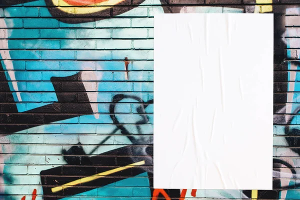 カラフルな都会の壁の質感としわ入りのポスターテンプレート — ストック写真