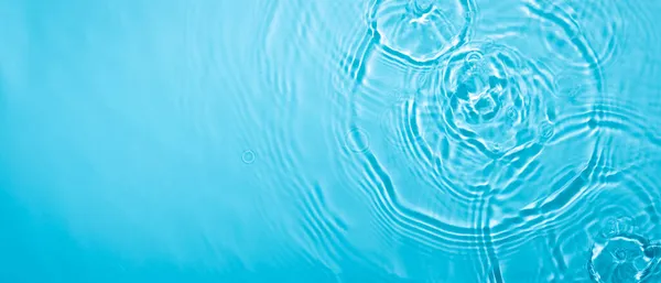 透明ブルーの透明感のある穏やかな水面の質感 — ストック写真
