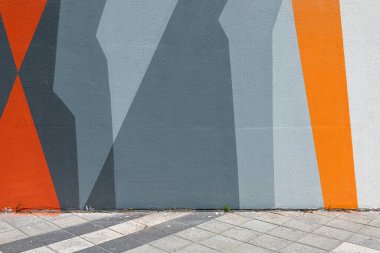 boş sokak ve renkli geometrik duvarlı şehir manzarası