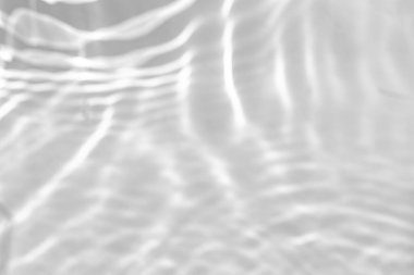 Bulanık gölge ve beyaz bir duvar üzerindeki ışık yakıcı etkisi