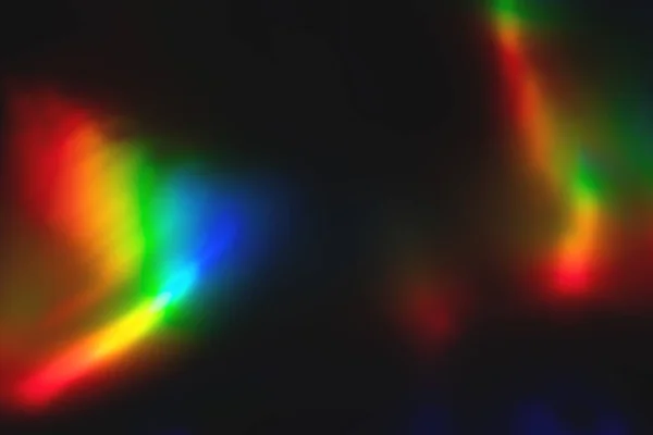 Colorido arco-íris cristal vazamentos de luz no fundo preto — Fotografia de Stock
