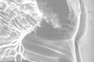 Bulanık gölge ve beyaz bir duvar üzerindeki ışık yakıcı etkisi