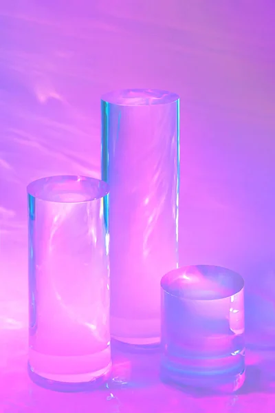 Tres podios de cilindro de vidrio transparente sobre fondo rosa pastel —  Fotos de Stock