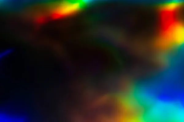 Colorido arco iris de cristal fugas de luz sobre fondo negro — Foto de Stock