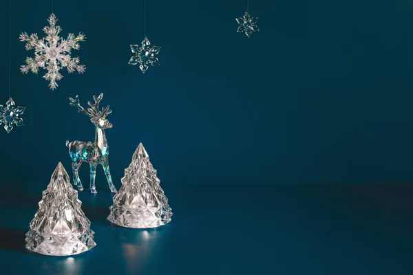 Vinterscen med julpynt på mörkblå bakgrund — Stockfoto