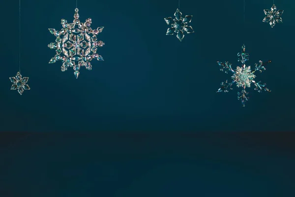 Зимова сцена з різдвяними прикрасами на темно-синьому фоні — стокове фото