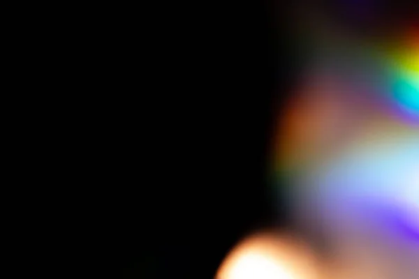 Colorido arco-íris cristal vazamentos de luz no fundo preto — Fotografia de Stock