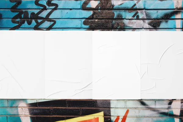 4枚のしわのついたポスターテンプレートを持つカラフルな都市の壁 — ストック写真