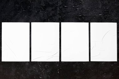 Dört buruşuk poster şablonuyla siyah kentsel duvar dokusu