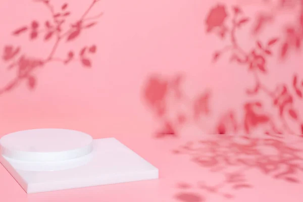 Cena com pódio branco no fundo rosa e sombras — Fotografia de Stock