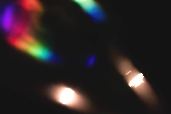 Kolorowe tęczowe kryształowe światło przecieka na czarnym tle — Zdjęcie stockowe