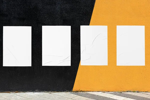 幾何学的な壁と4つの白い接着剤のしわポスターテンプレート — ストック写真